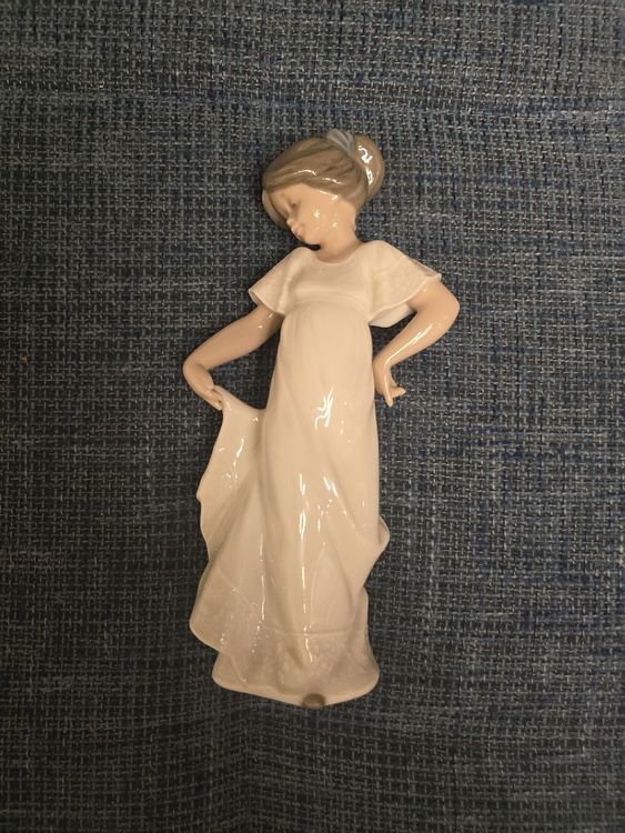Figurines: NAO Porzellanfigur Mädchen Kleid Spitze – D'occasion à Basel par Ab_cha