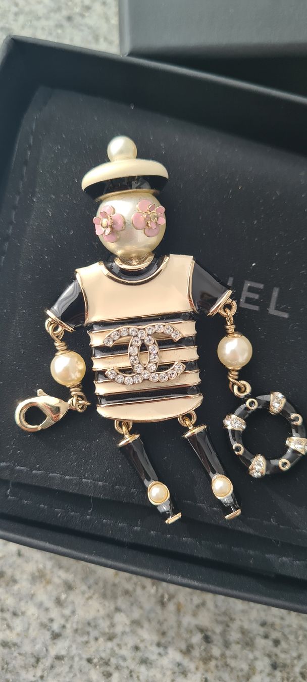 Chanel Spille & Fermagli: Seltene Chanel Brosche mit Rechnungscopie – Nuovo (secondo la descrizione) da Luzern venduto da annabelle25 1
