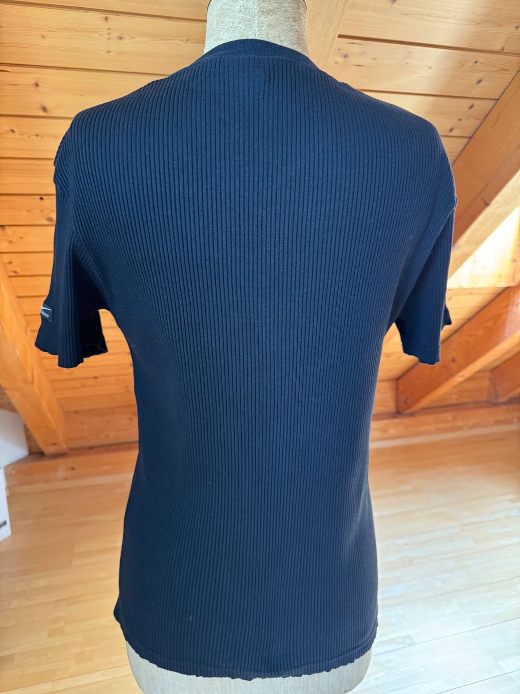 T-shirt: Schwarzes T-Shirt mit V-Ausschnitt – Nuovo (secondo la descrizione) da Stäfa venduto da Mofi8712 1