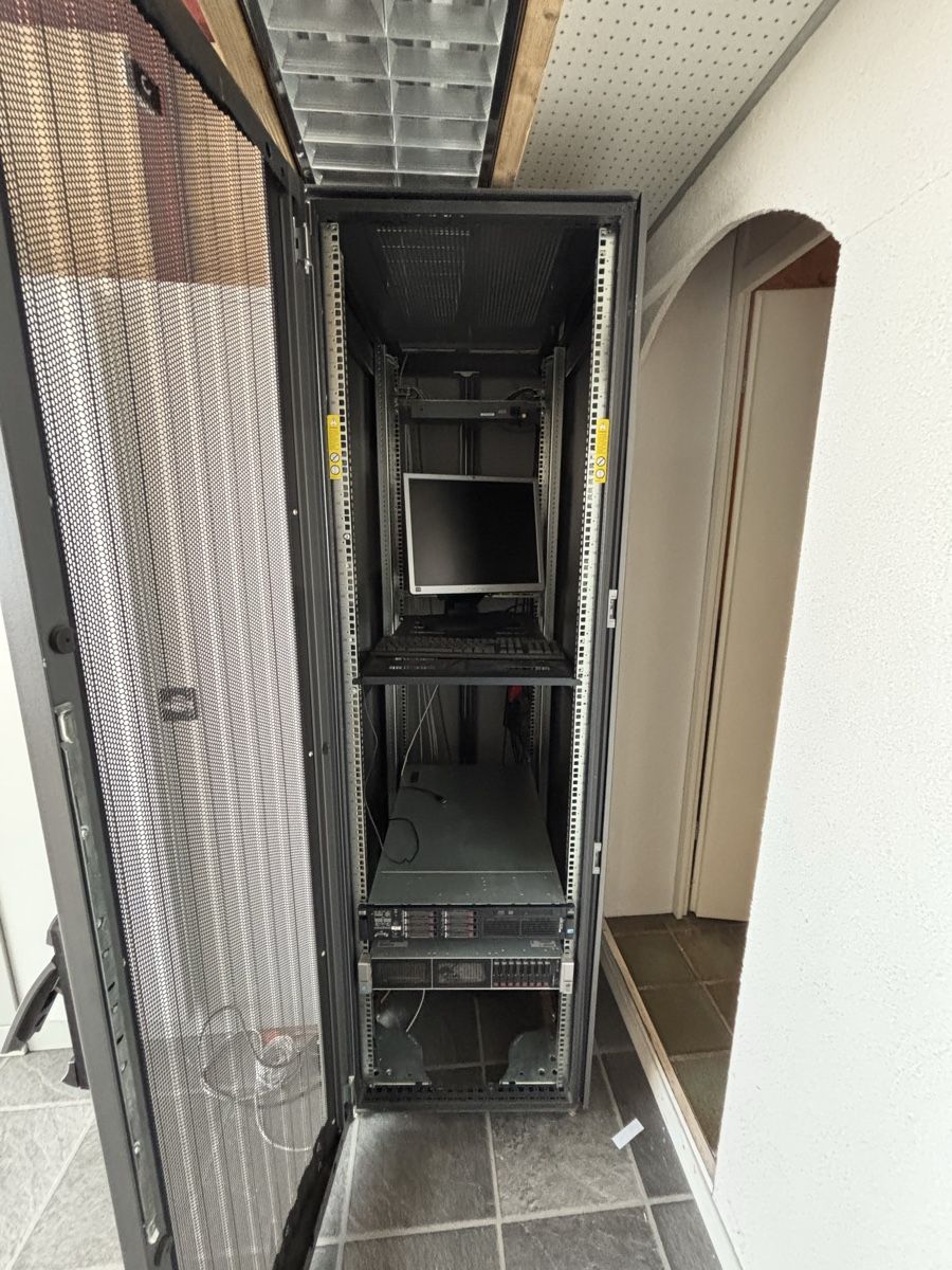 Hewlett Packard Racks & Ständer: Server Rack Schrank HP  - Top Zustand! – Gebraucht aus Kaiserstuhl AG von mar_5k9x 1