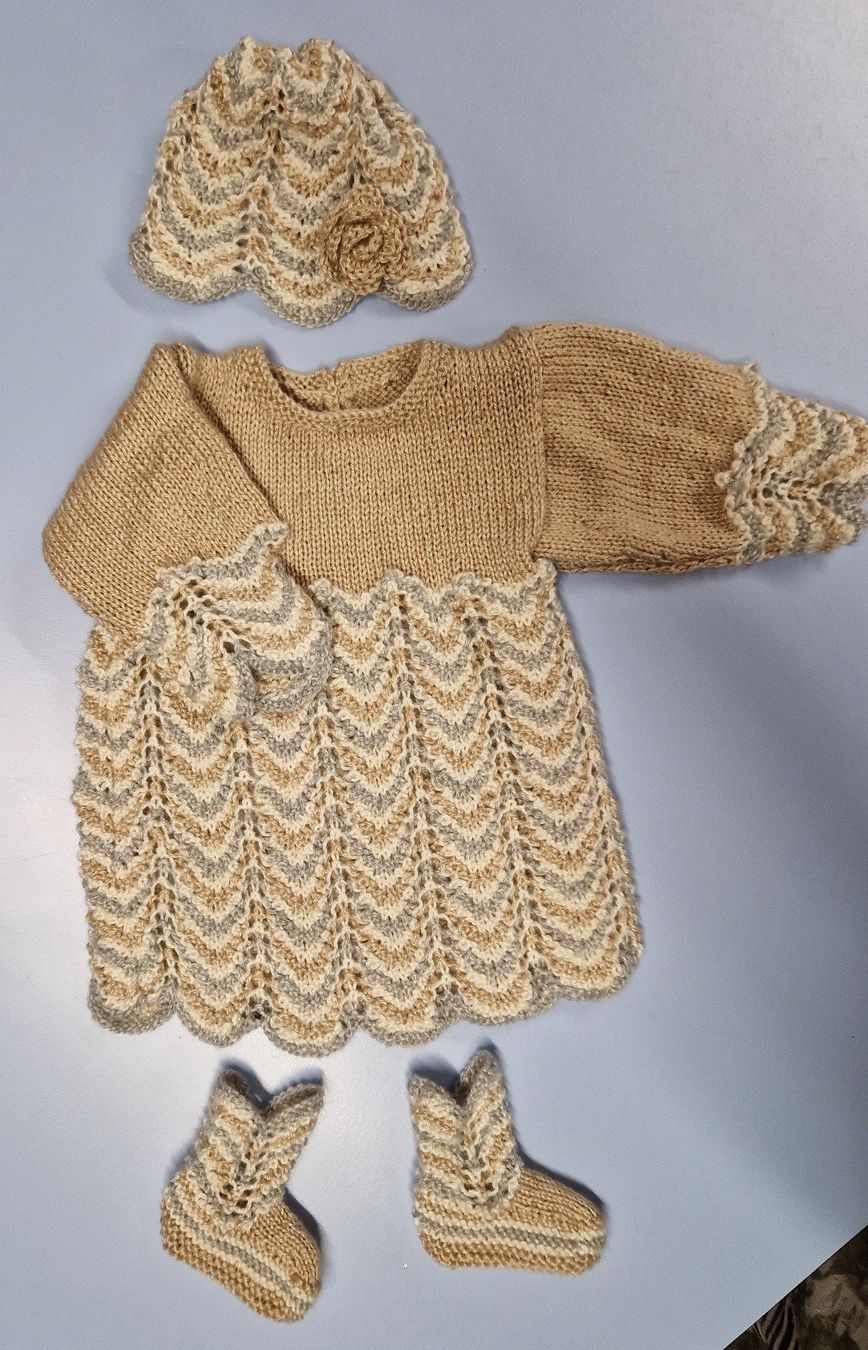Lotti & Set di vestiti: Ensemble robe tricoté main 3-6 mois UNIQUE – Nuovo e nell'imballaggio originale da St-Imier venduto da goodber 2