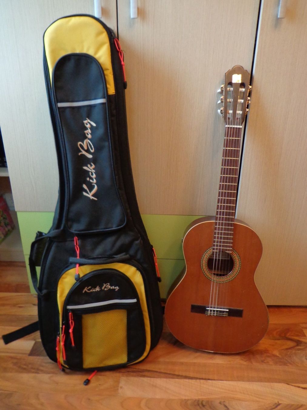 Strumenti musicali: Gitarre mit Tragsack – Usato da Langnau am Albis venduto da oltschi 9