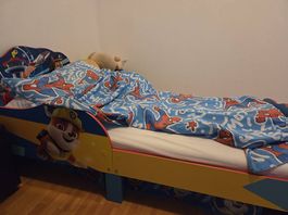 Lit enfant, matelas et couette comme neufs 