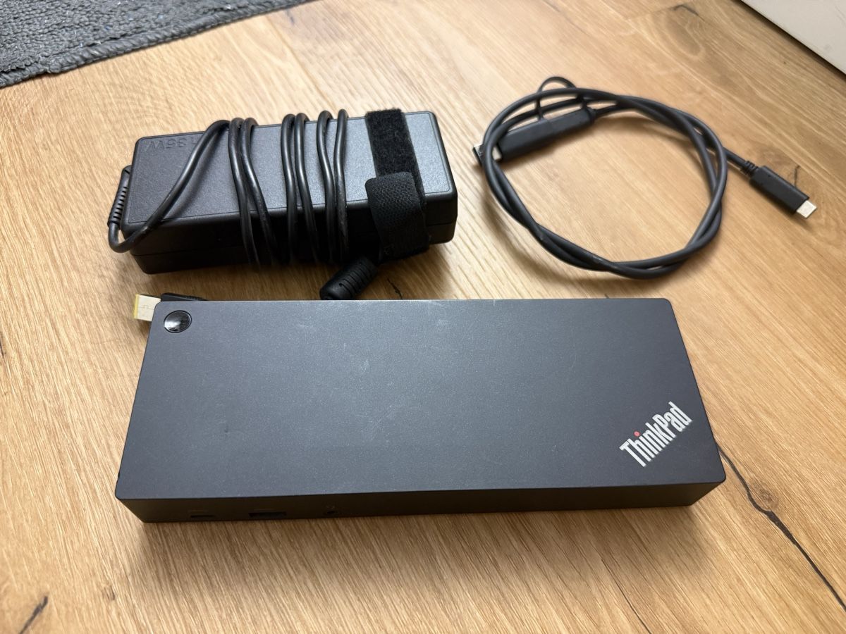 Lenovo Docking station: Lenovo ThinkPad Universal Docking Station 40AF 4K Plug and D – Usato da Aarau venduto da jes_z5w9