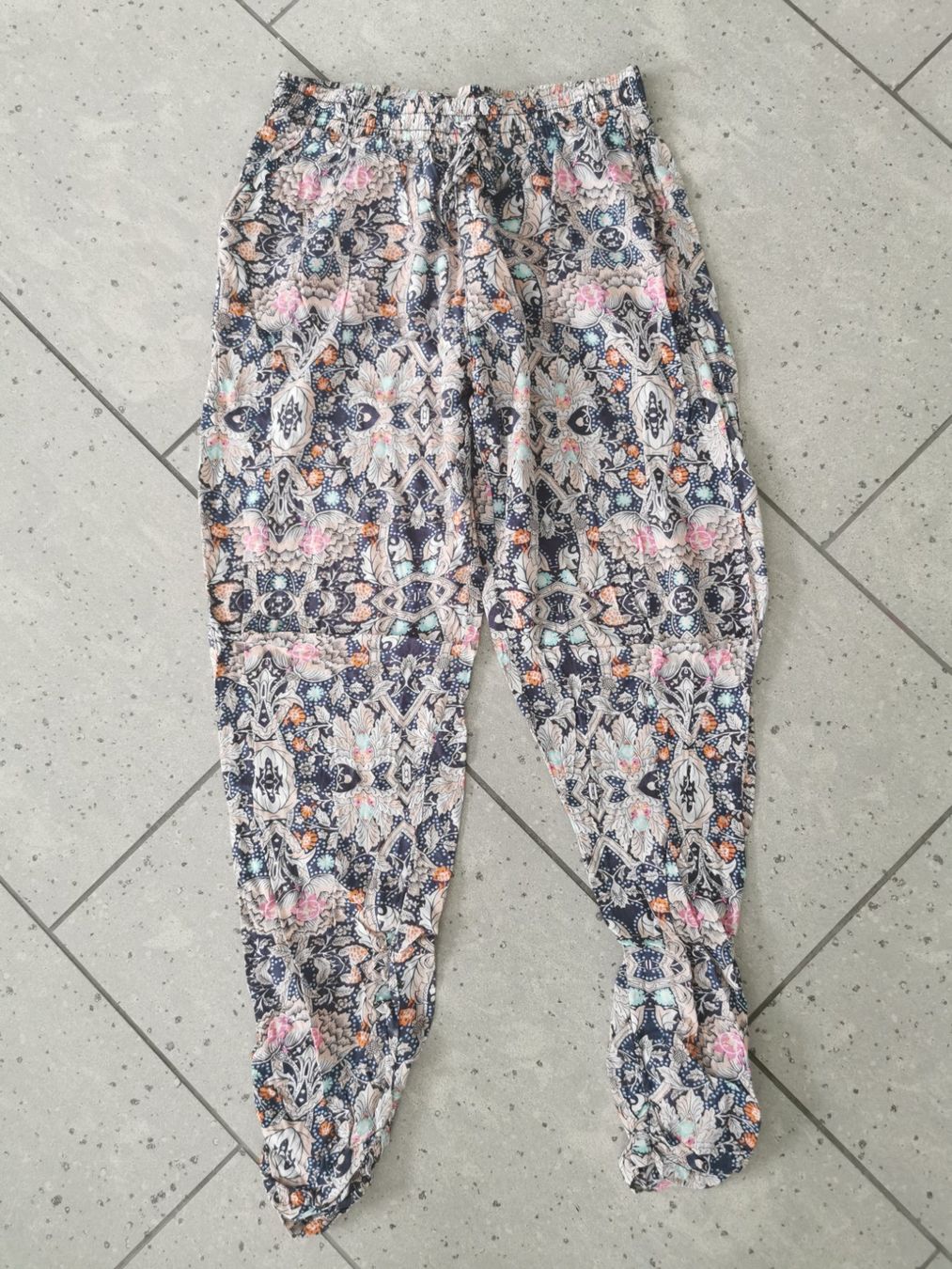 Pantaloni: Bunte Stoffhose, Gr. S, One love – Nuovo (secondo la descrizione) da Malters venduto da Wahni81