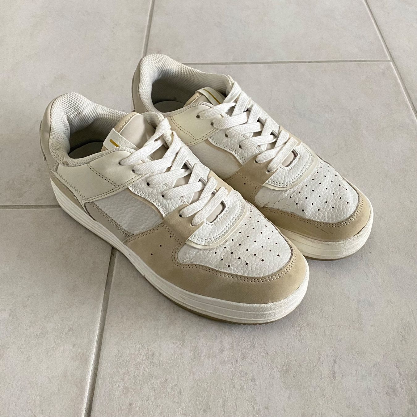 Bershka Scarpe da uomo: Bershka Chunky Sneaker in Beige - Gr. 40 – Usato da Brittnau venduto da iBazuka 1