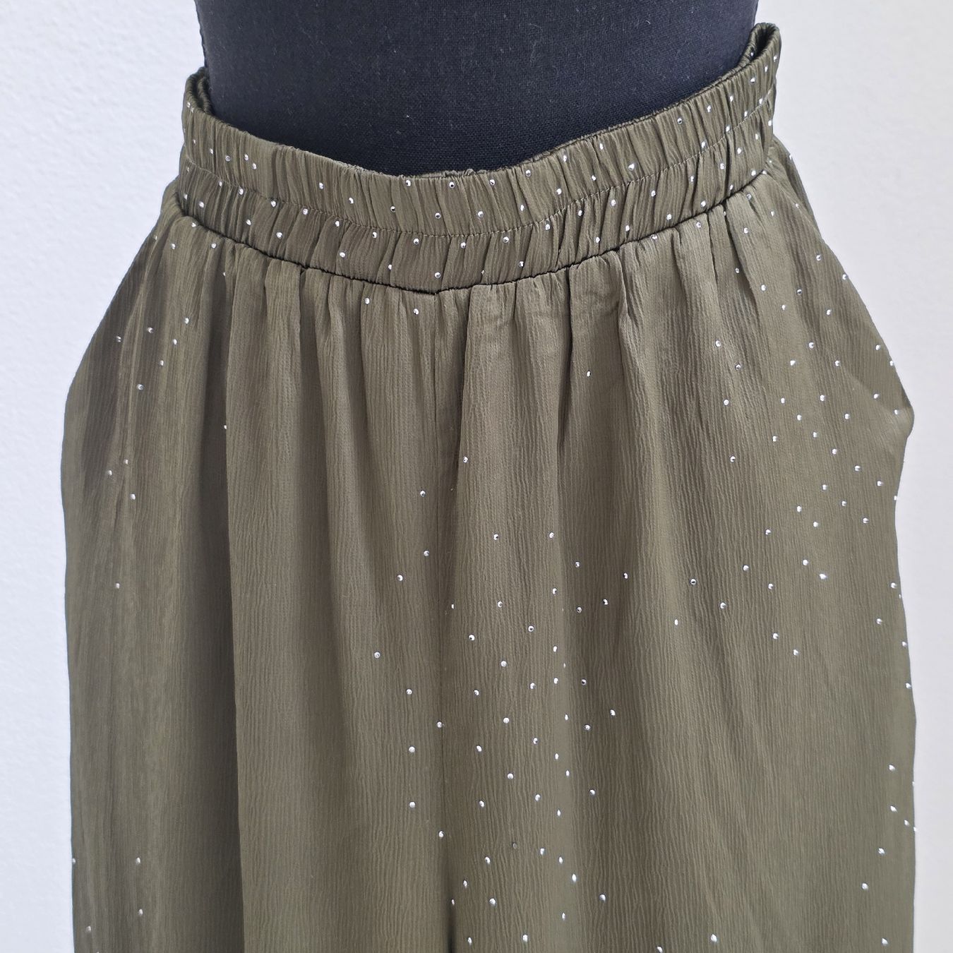 Pantaloni: Hose mit Nieten Khaki Grösse M/L – Usato da Rheinsulz venduto da Gilea 1