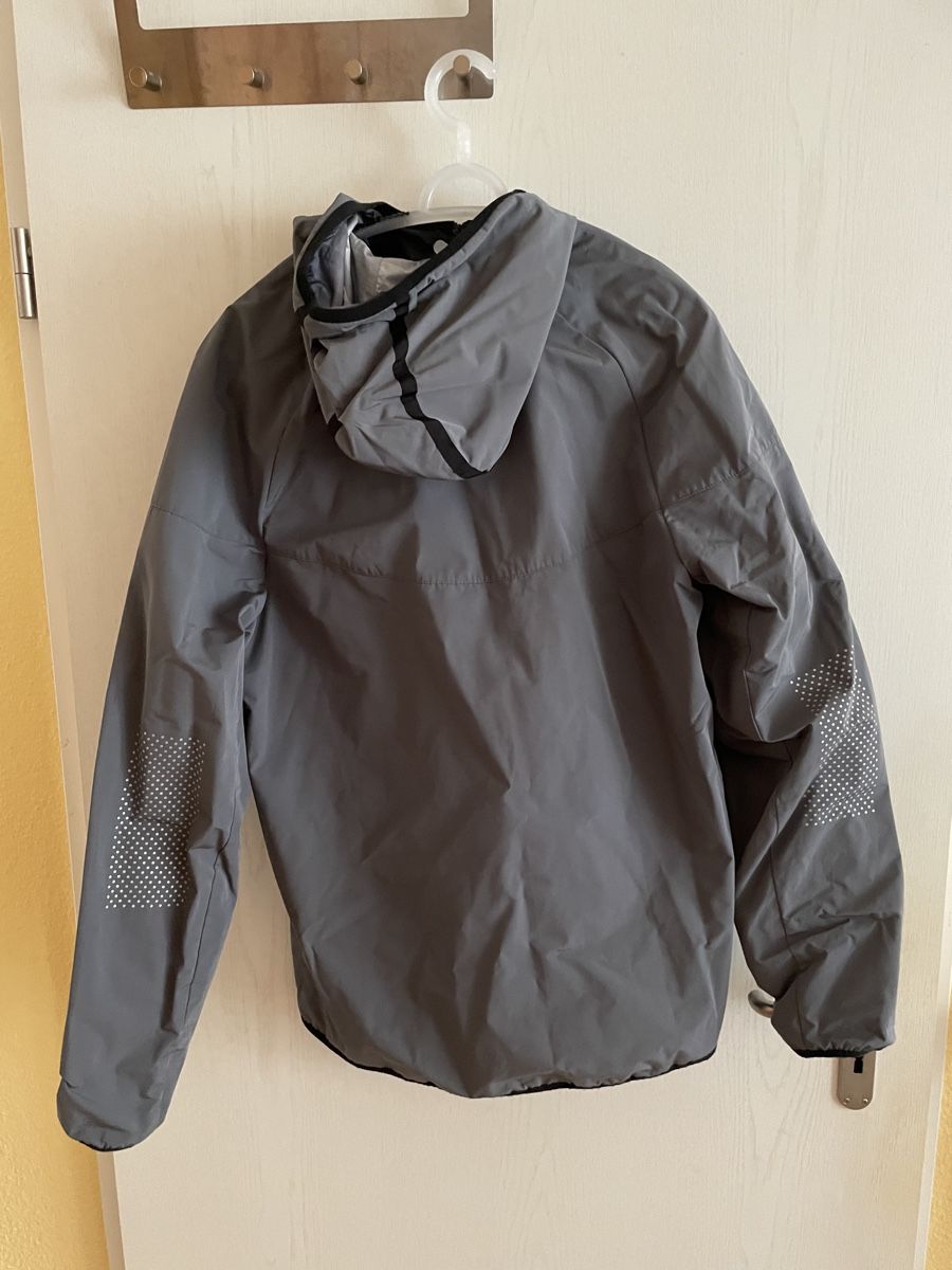 Nike Vestes: Nike International Windbreaker – D'occasion à Niederhasli par areuphoreal 2