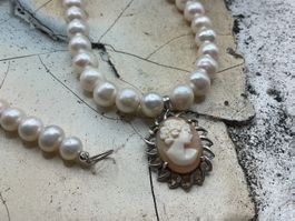 Nostalgische Perlencollier mit antikem Gemmenanhänger