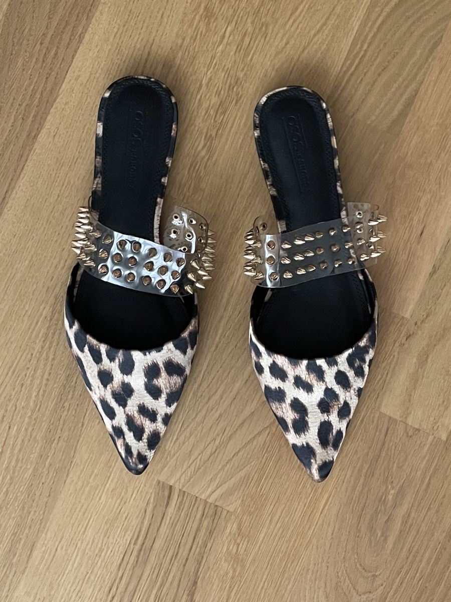 Asos Scarpe da donna: Sabot animalier con borchie – Nuovo (secondo la descrizione) da Zürich venduto da ari_2w9h 1