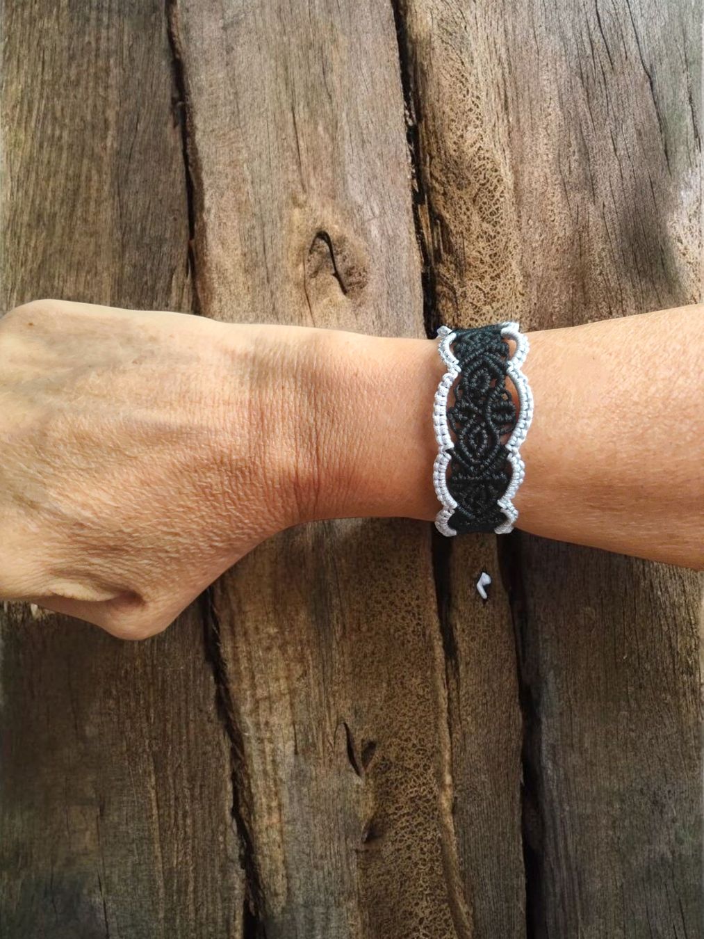 Bracciali & Braccialetti: Handgemachtes Makramee Armband, Schwarz/Grau – Nuovo (secondo la descrizione) da Luzern venduto da Bbig