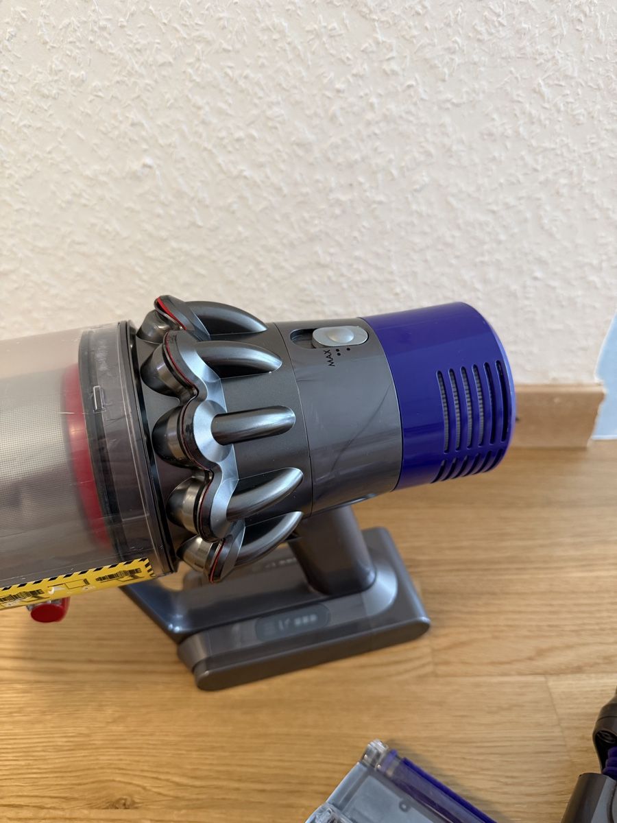 Dyson Aspirapolveri & Accessori: Dyson V10 cyclone absolute – Usato da Meyrin venduto da SA_3006 2