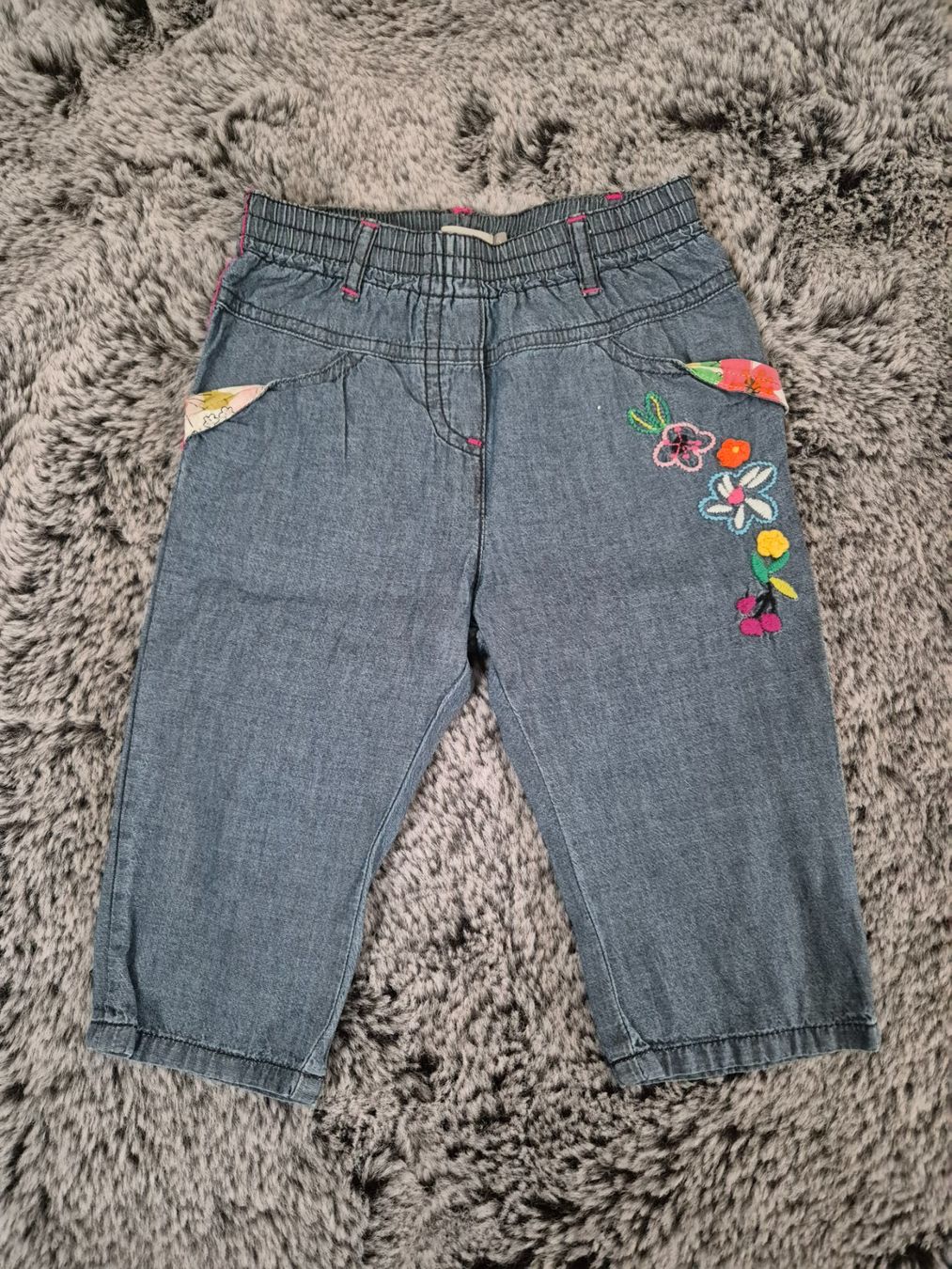 Pantaloni: Catimini Mädchen Jeans-Hose mit Blumen, Grösse 68 – Usato da Widnau venduto da KleineHonigblume