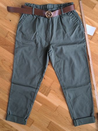 Trendige Sommerhose mit Gürtel, Khaki, Grösse M, neu