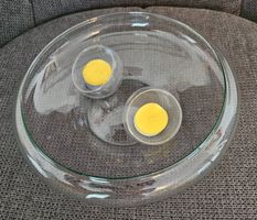 Glas-Schale mit zwei Schwimmkerzen-Schälchen
