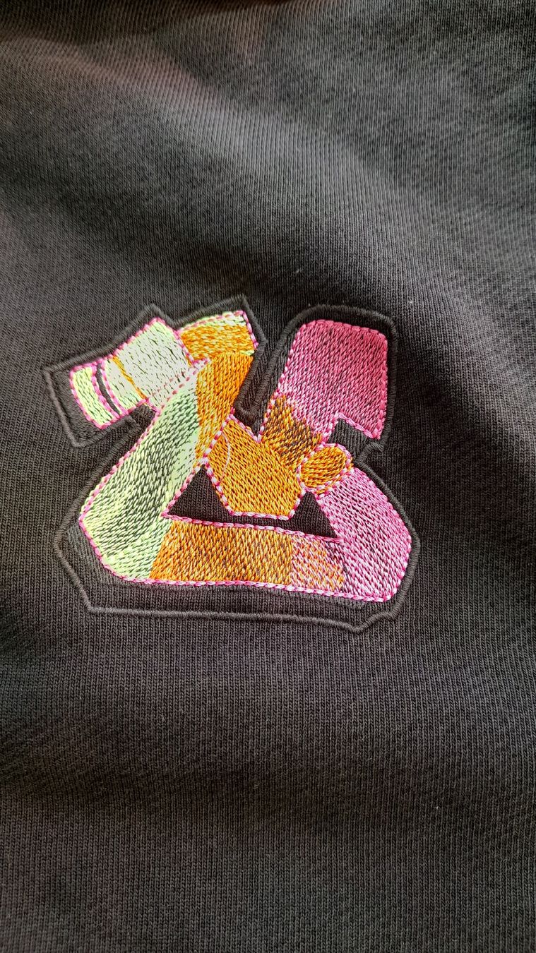 Louis Vuitton Giacche: Sweat à capuche Louis Vuitton zippé multicolore logo brodé – Usato da st.gallen venduto da The_Rag_Picker. 3