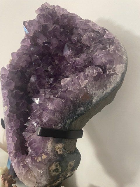 Pierres précieuses: Amethystdruse – D'occasion à Cavigliano par taras2021 2