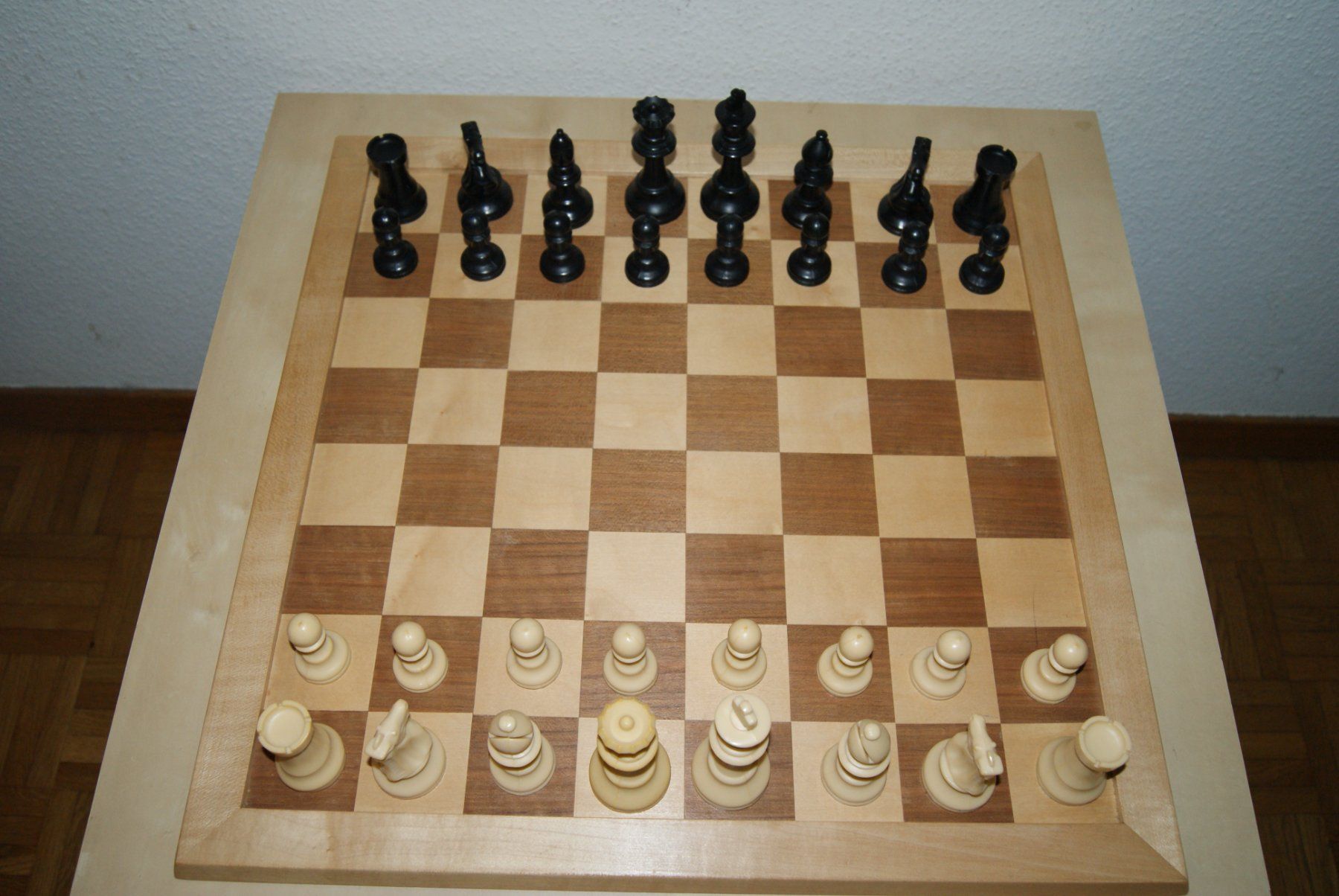 Spiele: Schachbrett aus Holz mit Bakelit Figuren – Gebraucht aus Zürich von Widi1