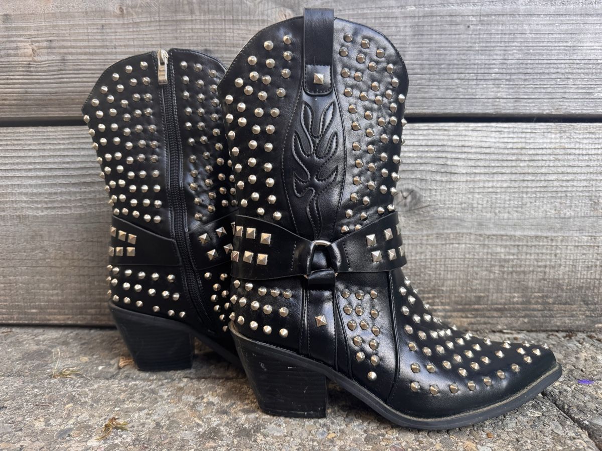 Damenschuhe: Kunstleder Stiefel mit Nieten – Gebraucht aus hendschiken von hippielfe