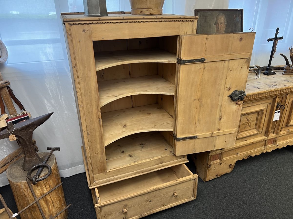 Schränke: Kleiner Arvenschrank – Gebraucht aus Gossau SG von Keller-Antiques 3