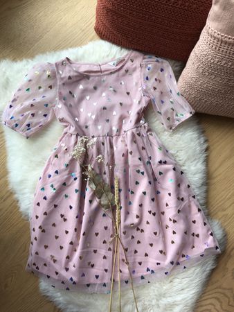 Mädchen Kleid rosa mit Herzmuster Gr. 128 NEU