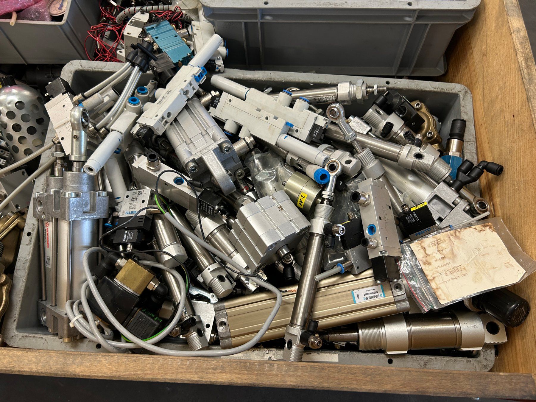 Festo Altro per industria metallurgica: Monster Posten Pneumatik Material - viel FESTO – Usato da Zofingen venduto da Maschinenfabrik 1