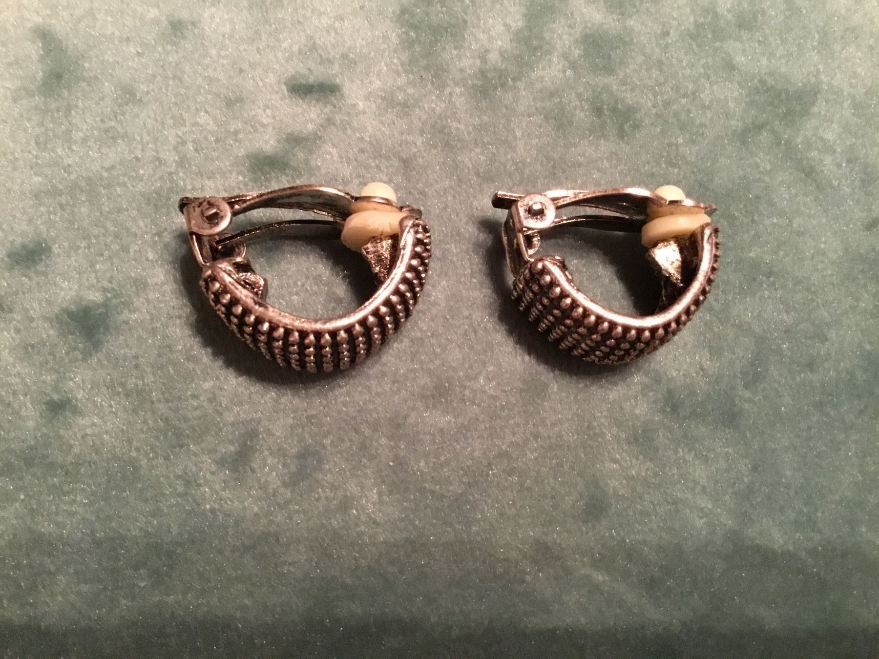 Ohrringe & -stecker: Clips d’oreilles métal argent vieilli – Neu und originalverpackt aus Le Landeron von nic_8hd5 1