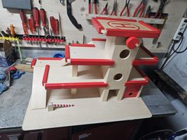 Kinder Holz Parkhaus mit Helikopterlandeplatz