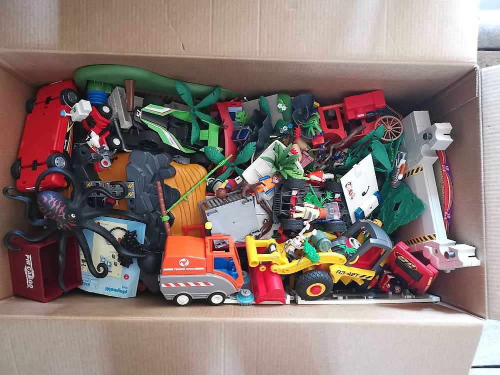 Playmobil Giocattoli: Riesige Box voll Playmobil – Usato da Stans venduto da Findus7318