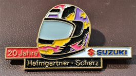 P734 - Pin 20 Jahre Helm Suzuki Heimgartner Scherz