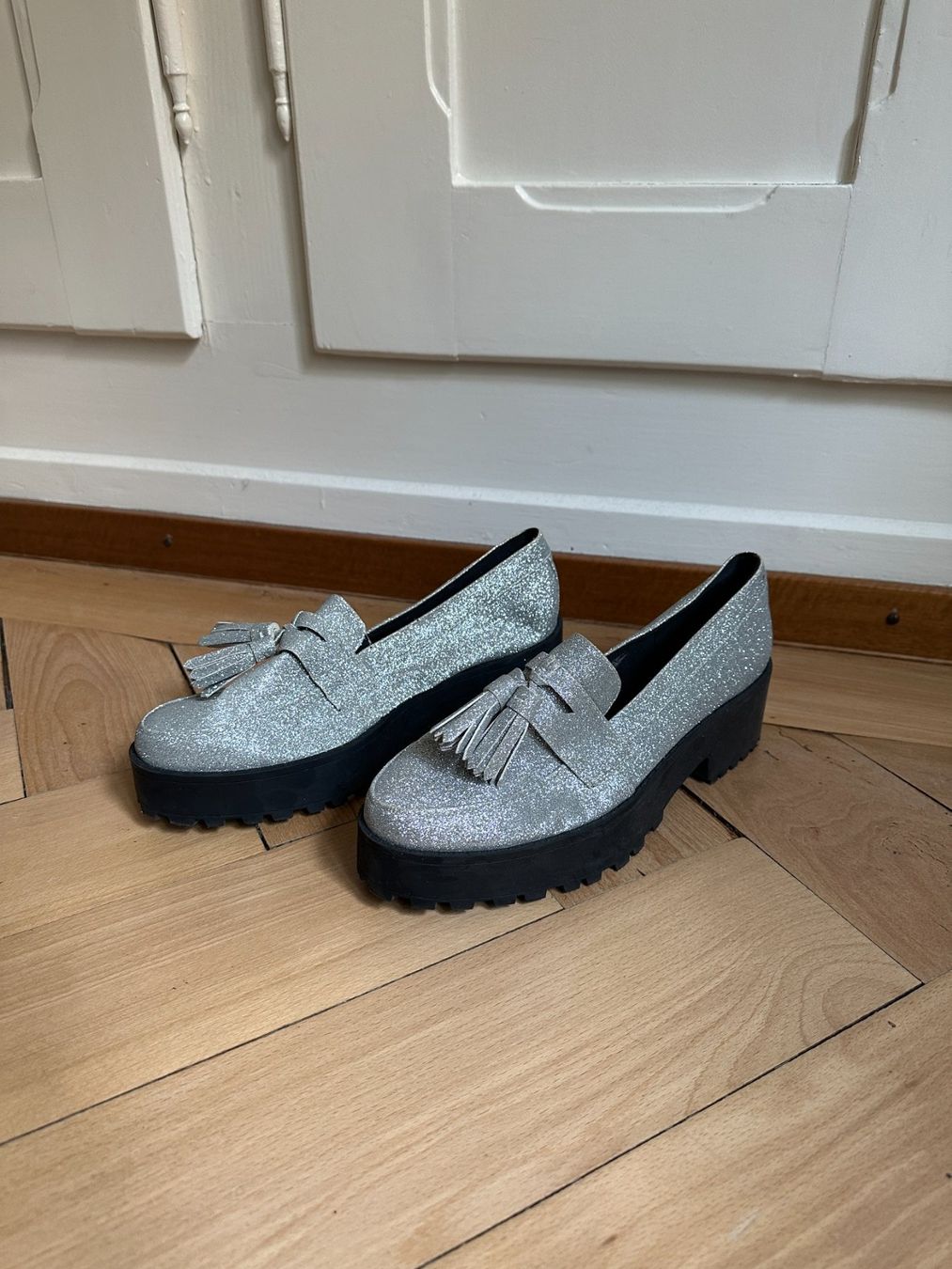 H&M Damenschuhe: Glitzer Loafer silbern 40 – Gebraucht aus Zürich von Diazaio
