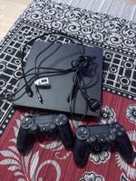 Sony PlayStation 4 Konsole schwarz mit zwei Controllern