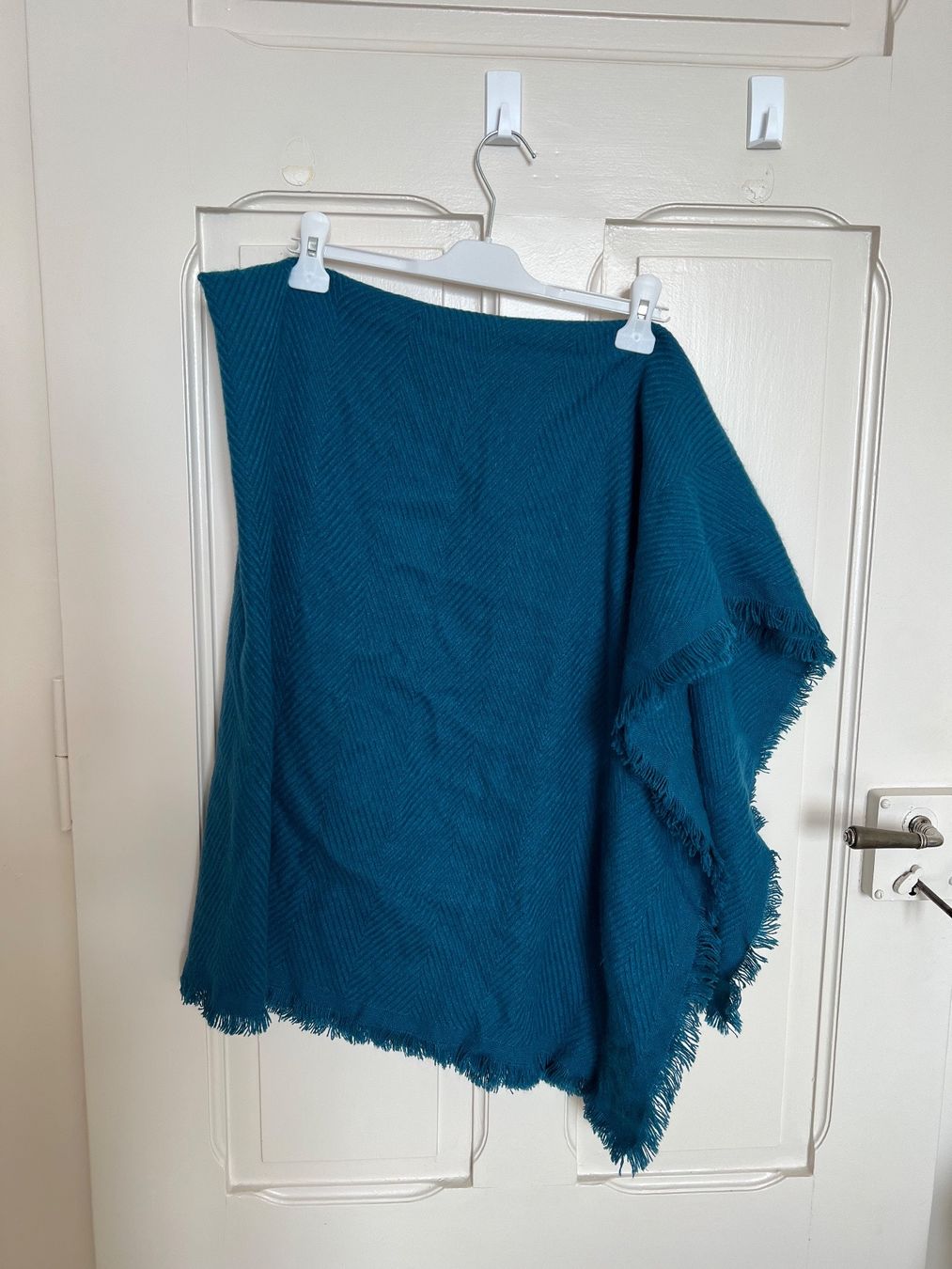 Foulard & Sciarpe: Grande écharpe bleu pétrol – Usato da Neuchâtel venduto da Thesebootsaremadeforwalking