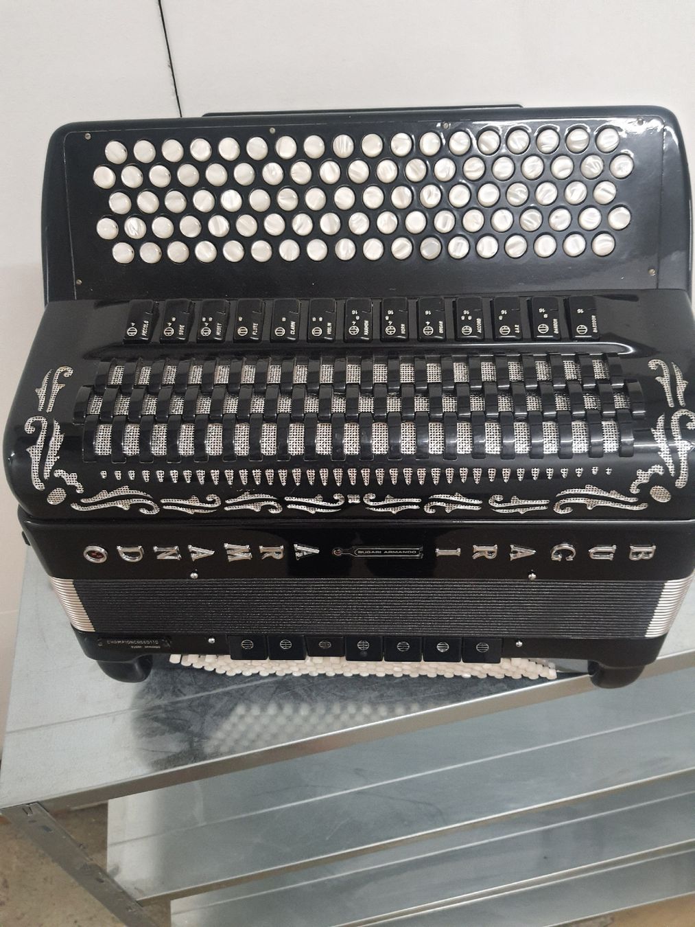 Strumenti musicali: accordéon chromatique Bugari avec cassotto  – Usato da Pont-de-la-Morge venduto da Mirabelle0 3
