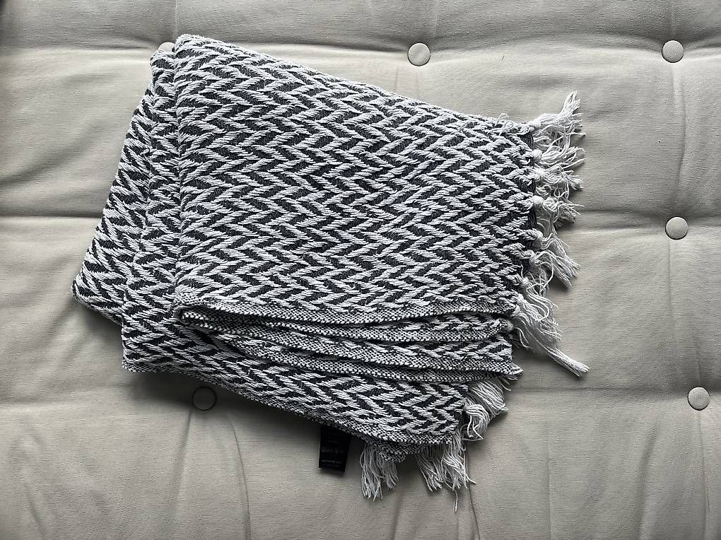 Coperte: Tranquillo Decke schwarz-weiss Fischgrätmuster – Usato da Rümlang venduto da sorabberg