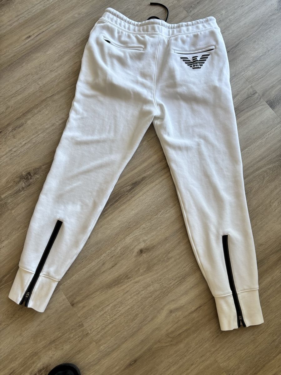Armani Pantaloni: Emporio Armani pantalon jogging taille 40 – Nuovo (secondo la descrizione) da Delémont venduto da Ma_LoU.01 1