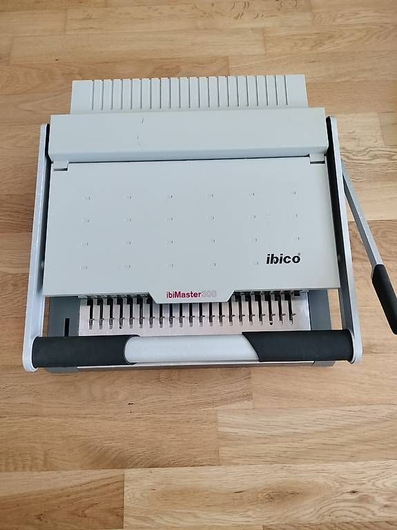 Ibico Macchine rilegatrici: Profi Bindegerät Ibico ibiMaster300 mit viel Bindematerial – Usato da Muri AG venduto da goodmood17