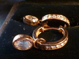 Boucles d'oreilles en argent doré, pendant en cristal ?