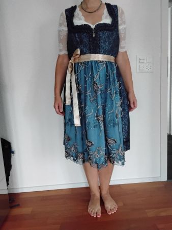 Wunderschönes Dirndl in blau Gr. 48 ( Model hat Gr.40 )
