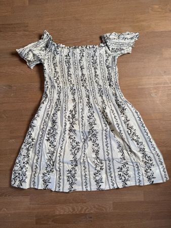 Robe H&M blanche à motif floral noir