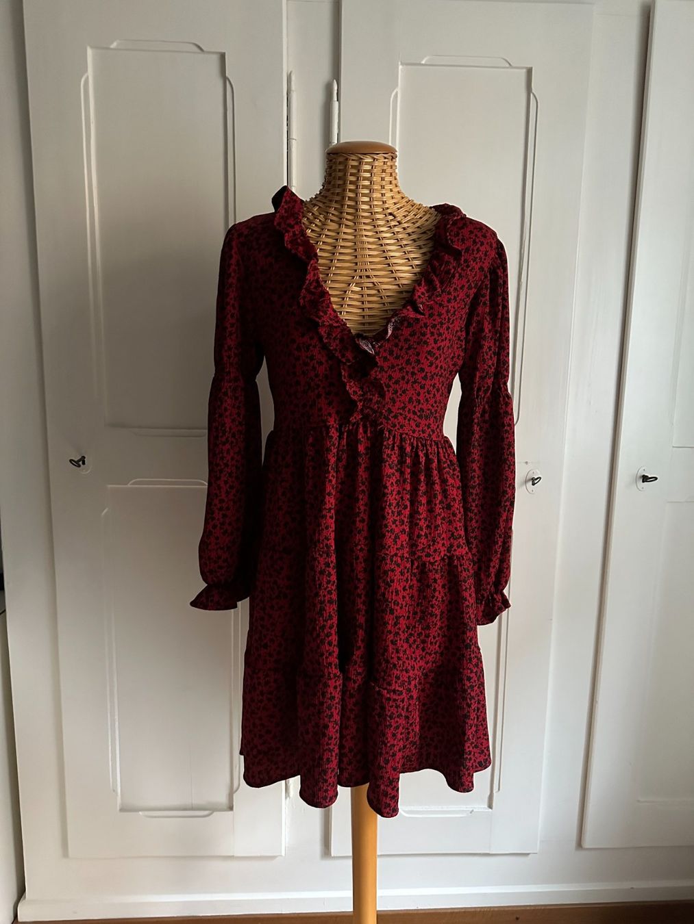 Mango Kleider: MANGO - Kleid rot-schwarz gemustert S – Gebraucht aus Zürich von Diazaio