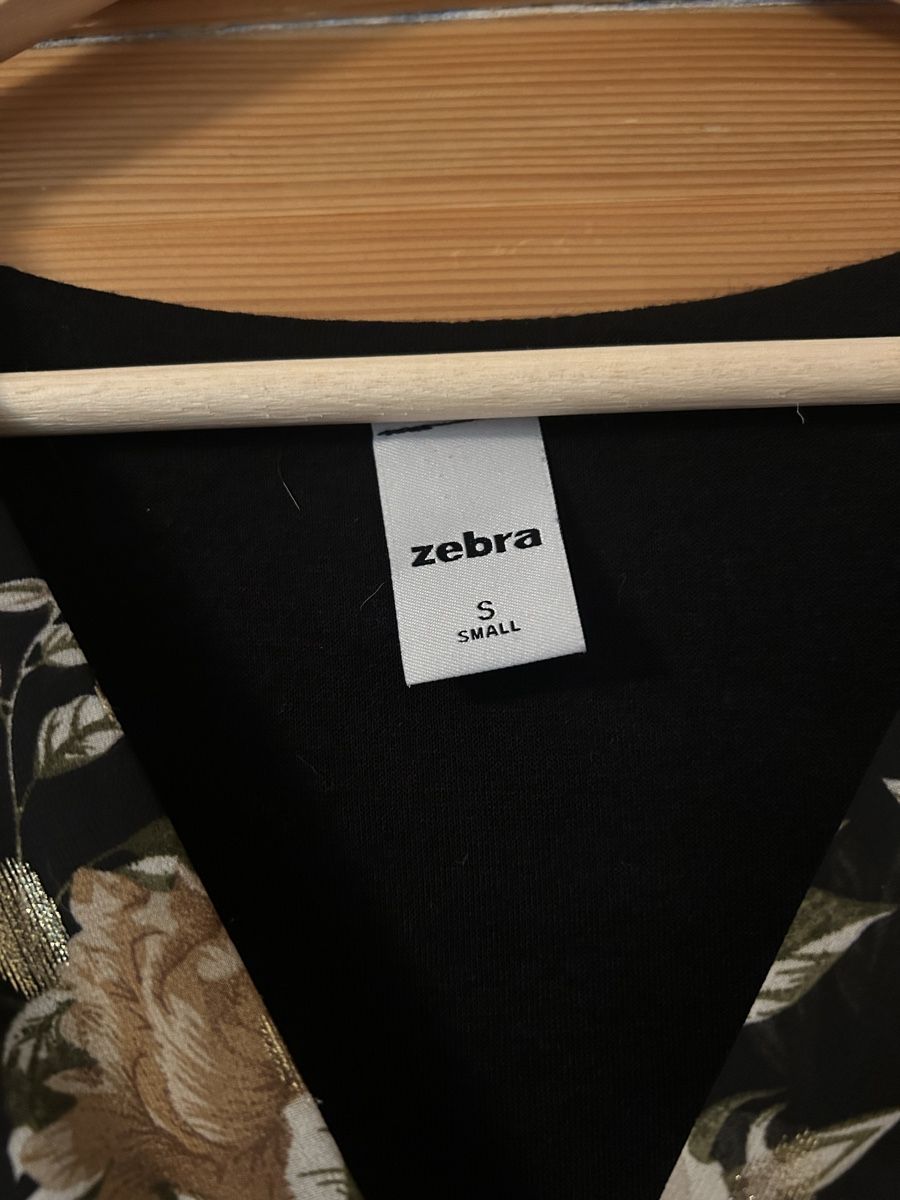 Zebra Kleider: Schönes Zebra Kleid mit Blumenmuster, Grösse S – Gebraucht aus Frauenfeld von jae_vs6j 2