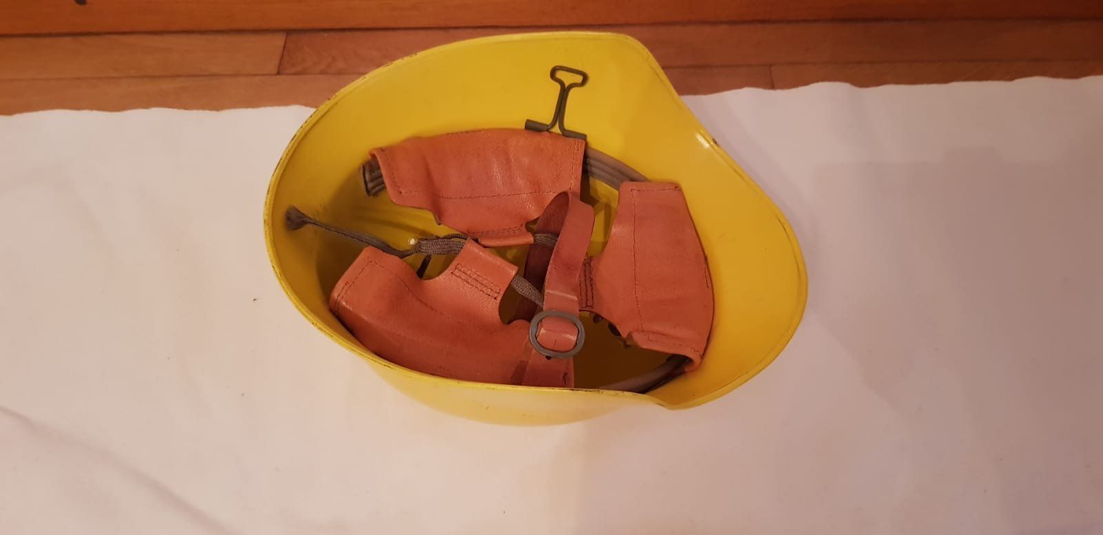 Antike Kleidung: Zivilschutzhelm / alte Ausführung / Helm – Gebraucht aus Zug von Qayqay0 1