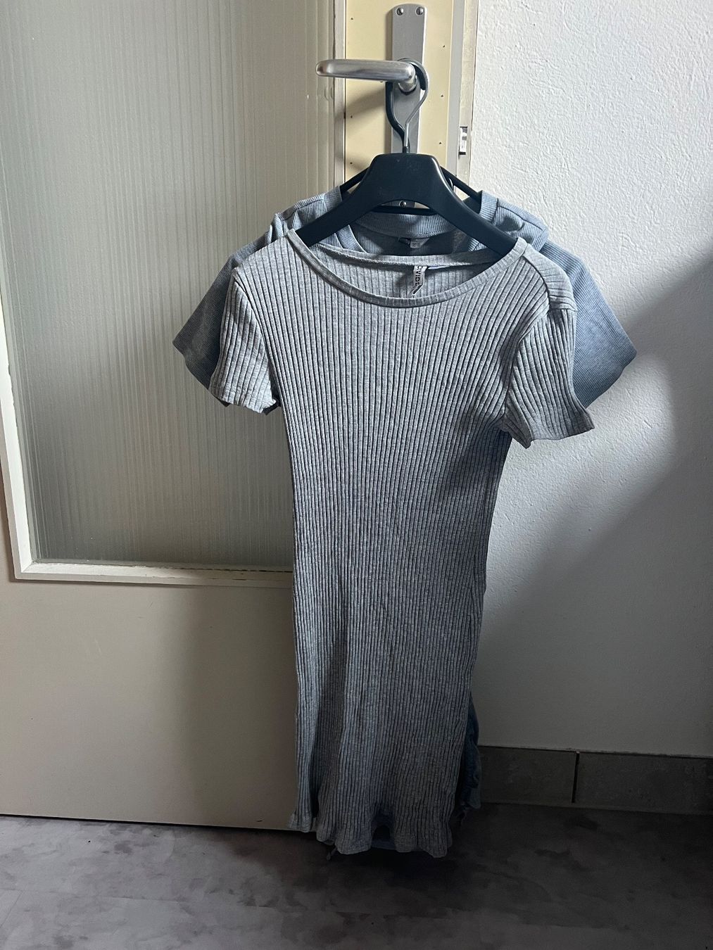 H&M Kleiderpakete: 2 Kleider – Gebraucht aus Kirchberg BE von lea_kb6y