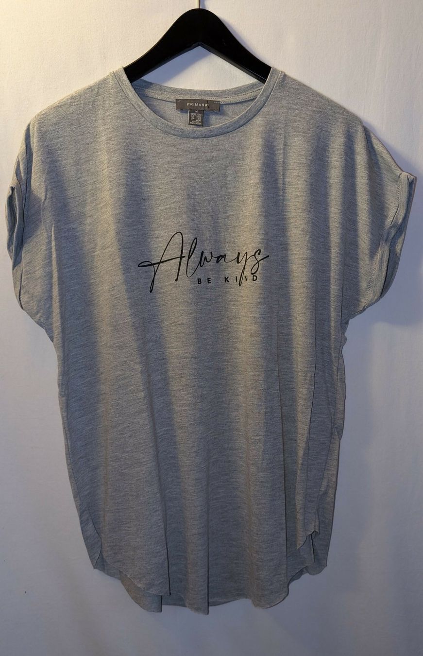 T-shirt: T- Shirt "always be kind" grau extra lang weit Gr. M – Nuovo (secondo la descrizione) da Sarmenstorf venduto da taosun 1