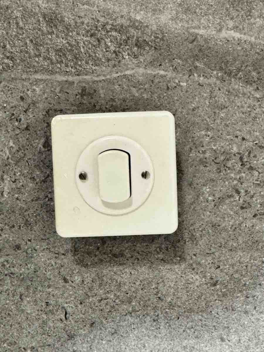 Interrupteurs: Lichtschalter, umschaltbar – D'occasion à Basel par mar_nj7r