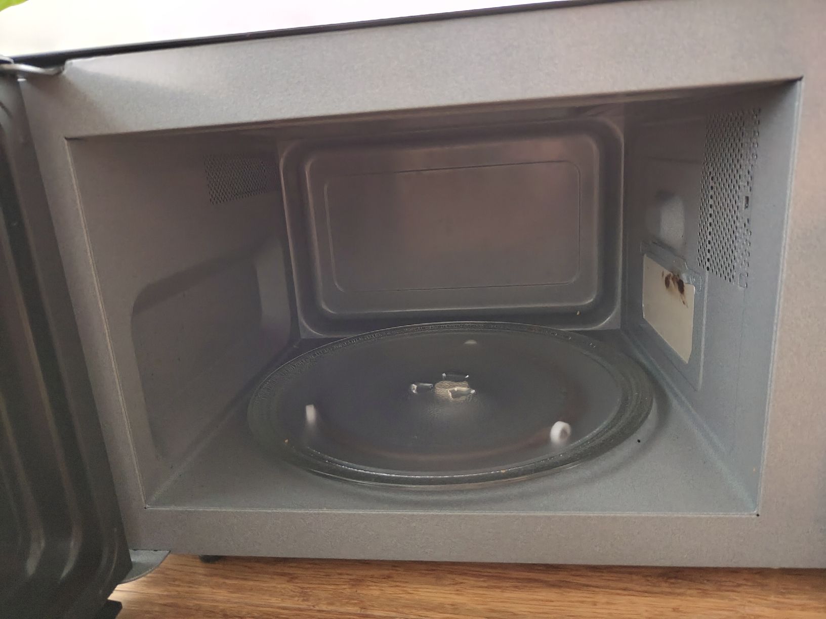Appareils de cuisine: Mikrowelle Panasonic NN-SD28HS – D'occasion à Schachen b. Reute par felan10 2