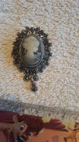 Broche vintage camée gris et strass - Élégance assurée!