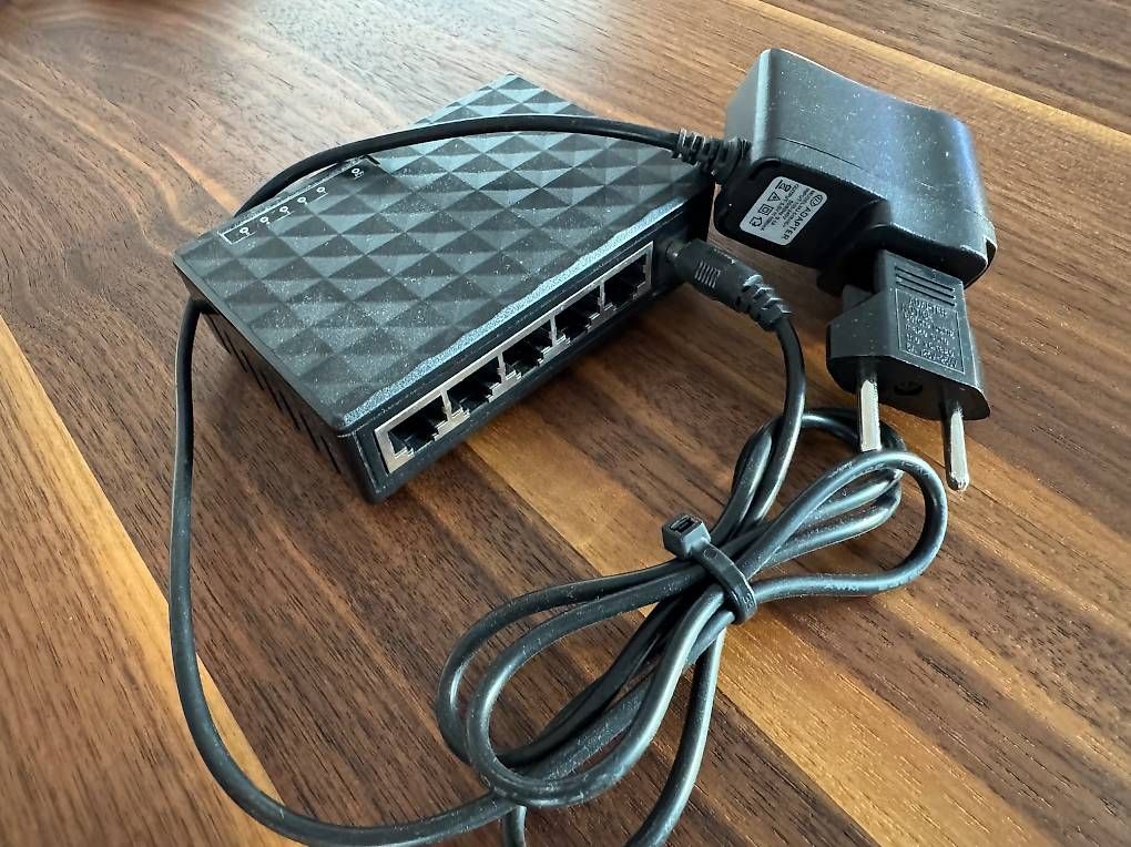 Hub & Switch: 5-Port Gigabit Ethernet Switch mit Netzteil – Usato da Pfäffikon SZ venduto da haifisch82 1