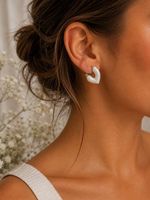 Orecchini a cuore bianco con dettagli dorati